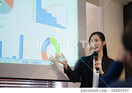 在研討會上對著麥克風講話的年輕女子 在研討會上對著麥克風講話的年輕女子 93884207