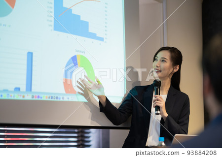 在研討會上對著麥克風講話的年輕女子 93884208