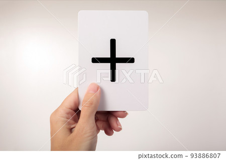 Mano de mujer mostrando una carta Zener con una cruz. Fondo blanco 93886807