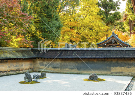 京都 龍安寺 紅葉假山 京都名勝 京都觀光景點 枯山水庭園 93887486