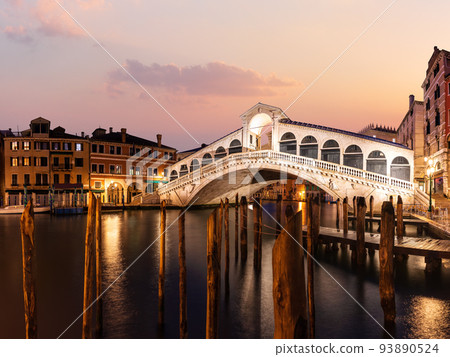 The Rialto bridge panorama in the twilight, Venice, Italy 93890524