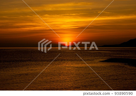被夕陽染紅的海天 被夕陽染紅的海天 93890590