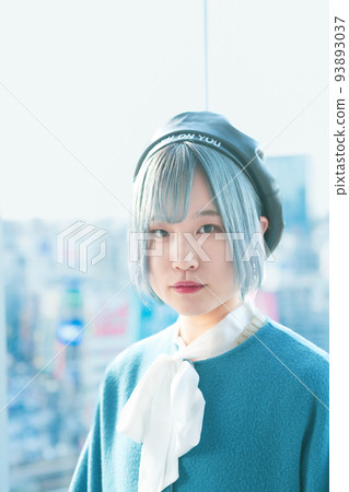 藍頭髮的年輕女子 93893037
