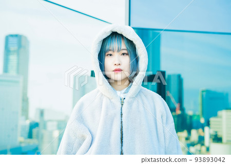 藍頭髮的年輕女子 93893042