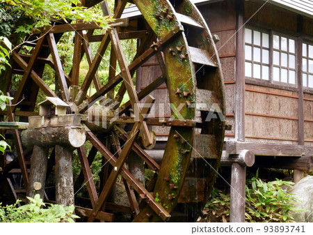 There is also a full-fledged Japanese garden, an excursion style that you can walk around, and a water mill and a small waterfall for overseas guests. There is also a full-fledged Japanese garden, an excursion style that you can walk around, and a water mill and a small waterfall for overseas guests. 93893741