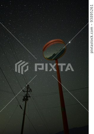 curved mirror and stars 93895261
