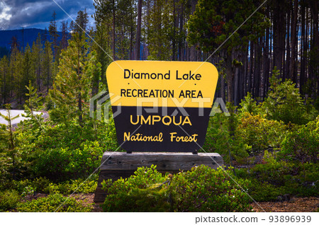 Welcome sign at the entrance to Diamond Lake in Oregon Welcome sign at the entrance to Diamond Lake in Oregon 93896939