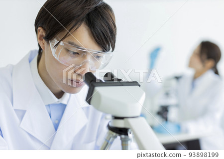 研究員顯微鏡 93898199