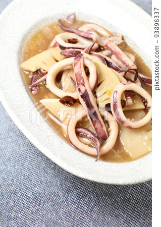 Spicy stir-fried squid and bamboo shoots Spicy stir-fried squid and bamboo shoots 93898337