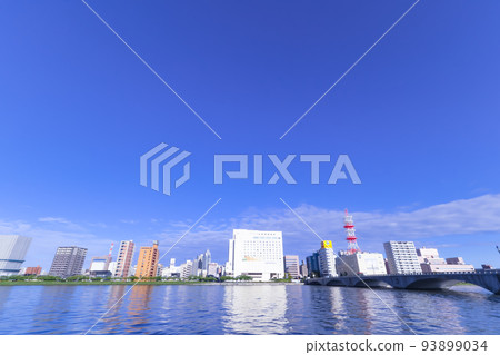 Cityscape from the right bank of the Shinano River (Bandai) toward Niigata Island 93899034