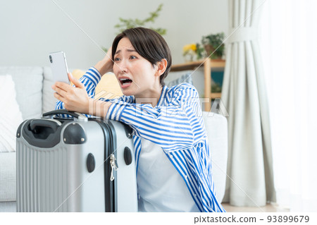 準備旅行的中間女人(智能手機、預訂、取消、問題) 準備旅行的中間女人(智能手機、預訂、取消、問題) 93899679