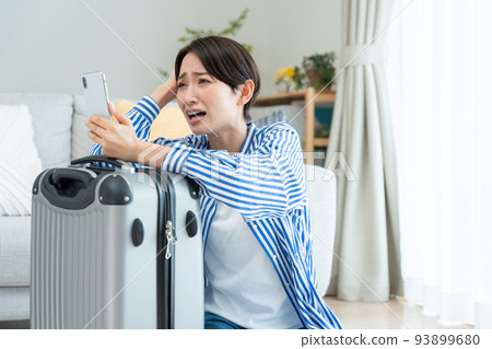 準備旅行的中間女人（智能手機、預訂、取消、問題） 93899680