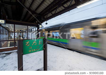 [Otaru Station] Trains departing from Platform 1 93900180