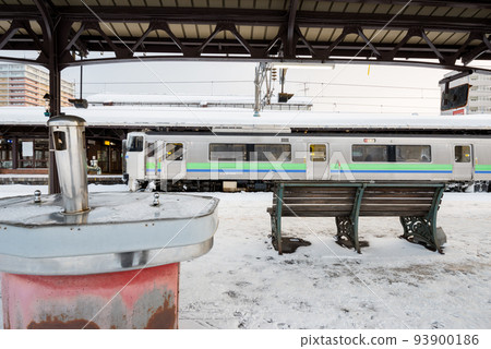 [小樽站]供水和等待出發的火車 93900186