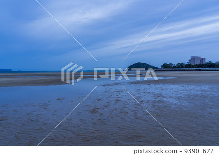(Kagawa Prefecture) Dawn at Chichibugahama Beach 93901672