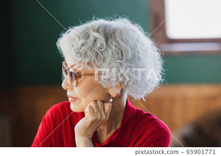 灰色頭髮的女人太陽鏡 灰色頭髮的女人太陽鏡 93901771