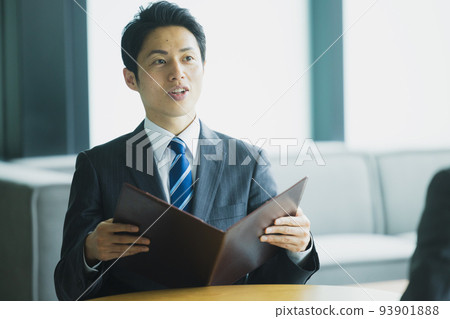 Businessman Restaurant Waitress Businessman Restaurant Waitress 93901888
