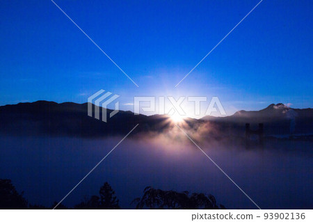 Sunrise rising from the sea of clouds and mountain ridges Landscape photo First sunrise Material for New Year's cards Hanno City, Saitama Prefecture 93902136