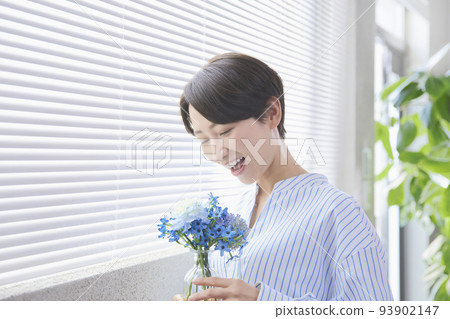 Middle woman decorating flowers Middle woman decorating flowers 93902147