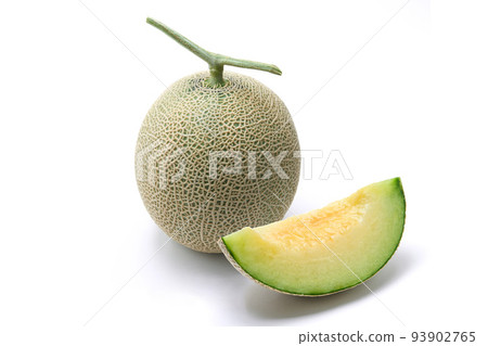 伯爵的甜瓜切塊用於演示，在白色背景下拍攝 93902765