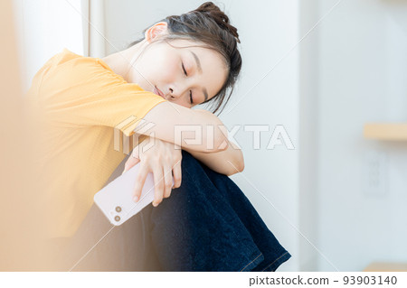 A young lady with a smartphone 93903140