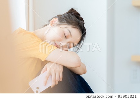 A young lady with a smartphone 93903821