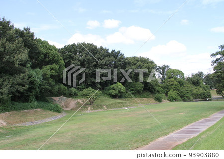 Summer scenery of Imashirozuka Tumulus in Takatsuki, Osaka Summer scenery of Imashirozuka Tumulus in Takatsuki, Osaka 93903880