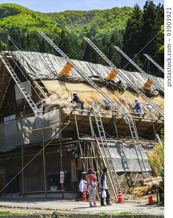 Re-roofing of the World Heritage Shirakawa-go 93903921