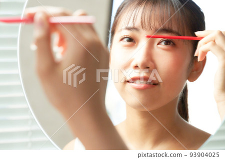 在鏡子美人形象前做頭髮造型的年輕女子 93904025