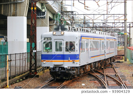 Vehicles entering Shiomibashi Station 93904329
