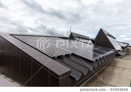 小淵澤站大樓屋頂的太陽能電池板 93904608