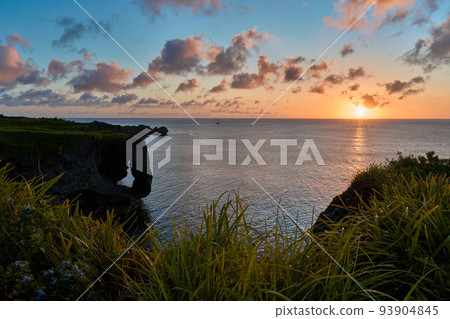 Manzamo and yachts in Okinawa at dusk 93904845