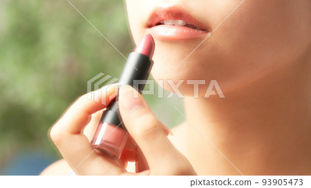 一個女人嘴巴的美麗形象，鏡子裡映出的妝容 93905473