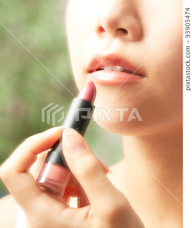 一個女人嘴巴的美麗形象，鏡子裡映出的妝容 93905474