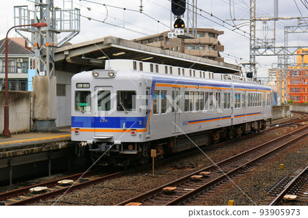 Vehicles stopping at Kishinosato-Tamade Station 93905973