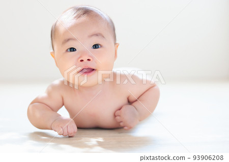 A baby who has finished sitting on his head, his head is firmly raised 93906208