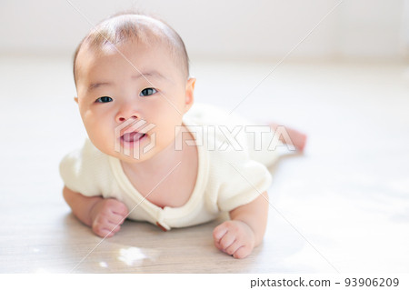 3個月大的寶寶臉朝下 93906209