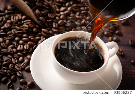 倒入熱咖啡 93906227