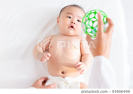 健康檢查時接受跟踪和固定檢查的嬰兒 3-4 個月的檢查 93906499
