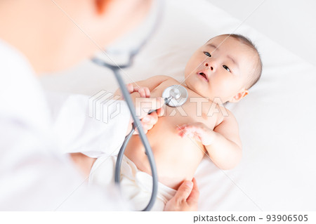 嬰兒接受健康檢查 聽診 健康檢查 嬰兒健康檢查 嬰兒接受健康檢查 聽診 健康檢查 嬰兒健康檢查 93906505