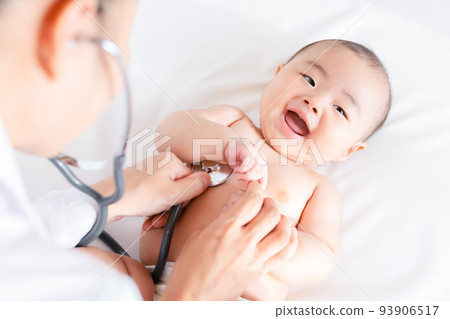 A smiling baby receiving a medical examination Auscultation Health checkup Infant health checkup 93906517