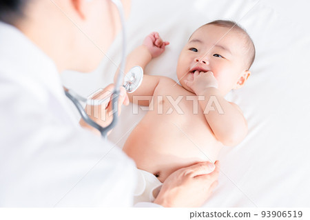 嬰兒接受健康檢查 聽診 健康檢查 嬰兒健康檢查 93906519