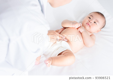 嬰兒接受健康檢查 聽診 健康檢查 嬰兒健康檢查 93906521