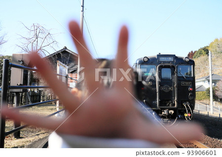 child's hand and tourist train 93906601