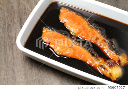 Yakizuke，一種用醬汁醃製烤紅鮭魚製成的醃製食品 93907027