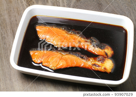 Yakizuke，一種用醬汁醃製烤紅鮭魚製成的醃製食品 93907029