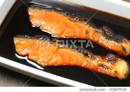 Yakizuke,一種用醬汁醃製烤紅鮭魚製成的醃製食品 Yakizuke,一種用醬汁醃製烤紅鮭魚製成的醃製食品 93907030