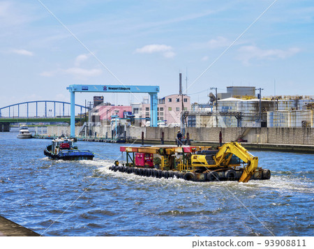 dredger being towed dredger being towed 93908811