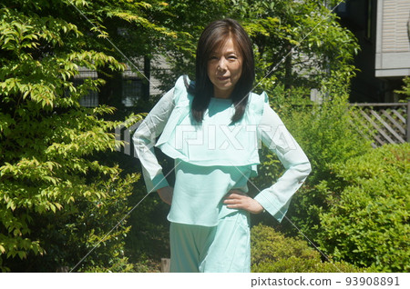 走在公園的健康高大美女 走在公園的健康高大美女 93908891