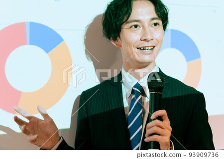 商人做演示、商業場景、投影儀 商人做演示、商業場景、投影儀 93909736